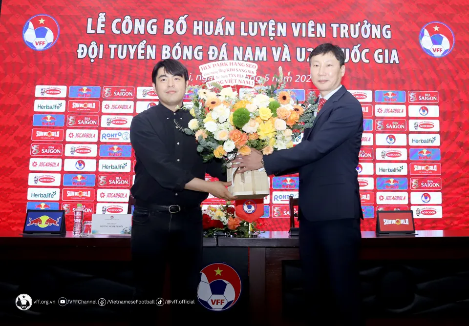 Ông Kim Sang Sik chính thức đảm nhiệm vị trí HLV trưởng Đội tuyển Nam và Đội tuyển U23 quốc gia - Ảnh 5. Ông Kim Sang Sik chính thức đảm nhiệm vị trí HLV trưởng Đội tuyển Nam và Đội tuyển U23 quốc gia - Ảnh 5.