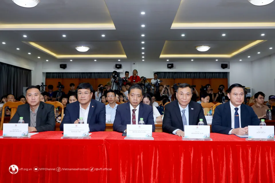 Ông Kim Sang Sik chính thức đảm nhiệm vị trí HLV trưởng Đội tuyển Nam và Đội tuyển U23 quốc gia - Ảnh 1. Ông Kim Sang Sik chính thức đảm nhiệm vị trí HLV trưởng Đội tuyển Nam và Đội tuyển U23 quốc gia - Ảnh 1.