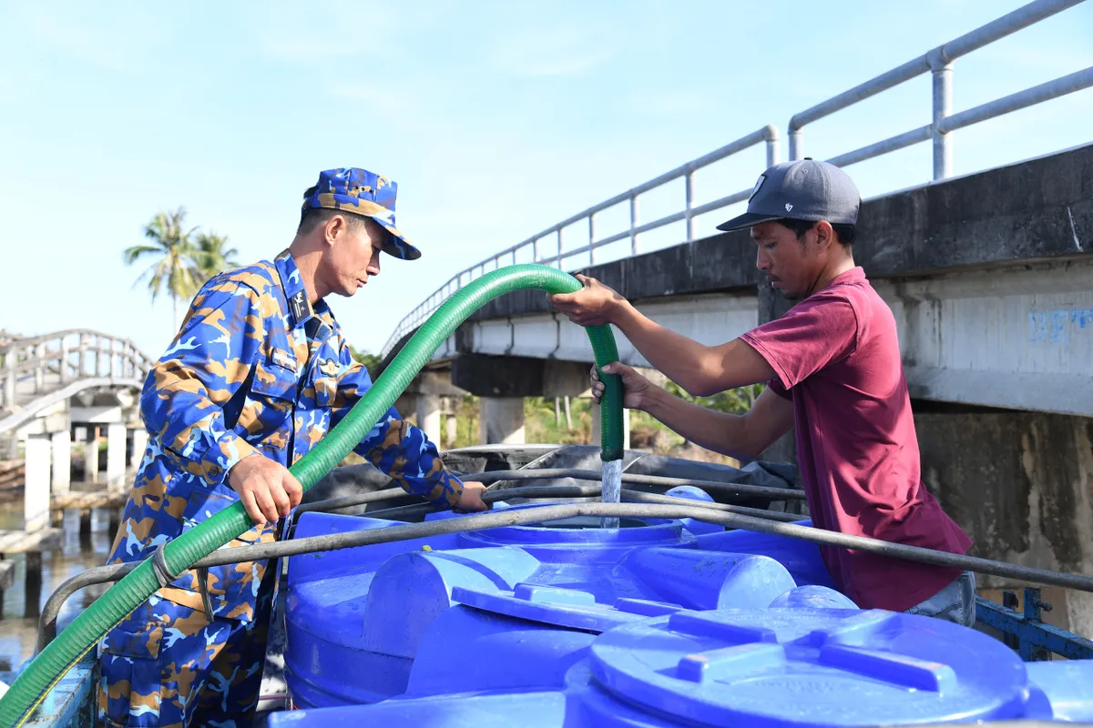 Nghĩa tình quân dân trong mùa hạn - Ảnh 5. Nghĩa tình quân dân trong mùa hạn - Ảnh 5.