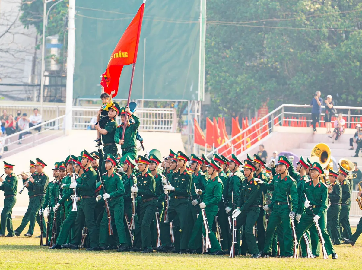 Hình ảnh đẹp đắt giá của em bé Điện Biên tại Lễ kỷ niệm 70 năm Chiến thắng Điện Biên Phủ - Ảnh 4.