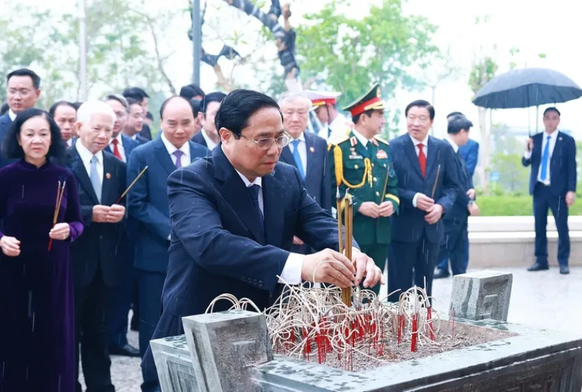 Lãnh đạo Đảng, Nhà nước dâng hương tại Đền thờ liệt sĩ chiến trường Điện Biên Phủ - Ảnh 3.