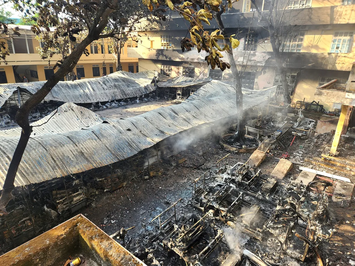 40 chiếc xe điện du lịch tại Hội An bị thi&ecirc;u rụi - Ảnh 1.