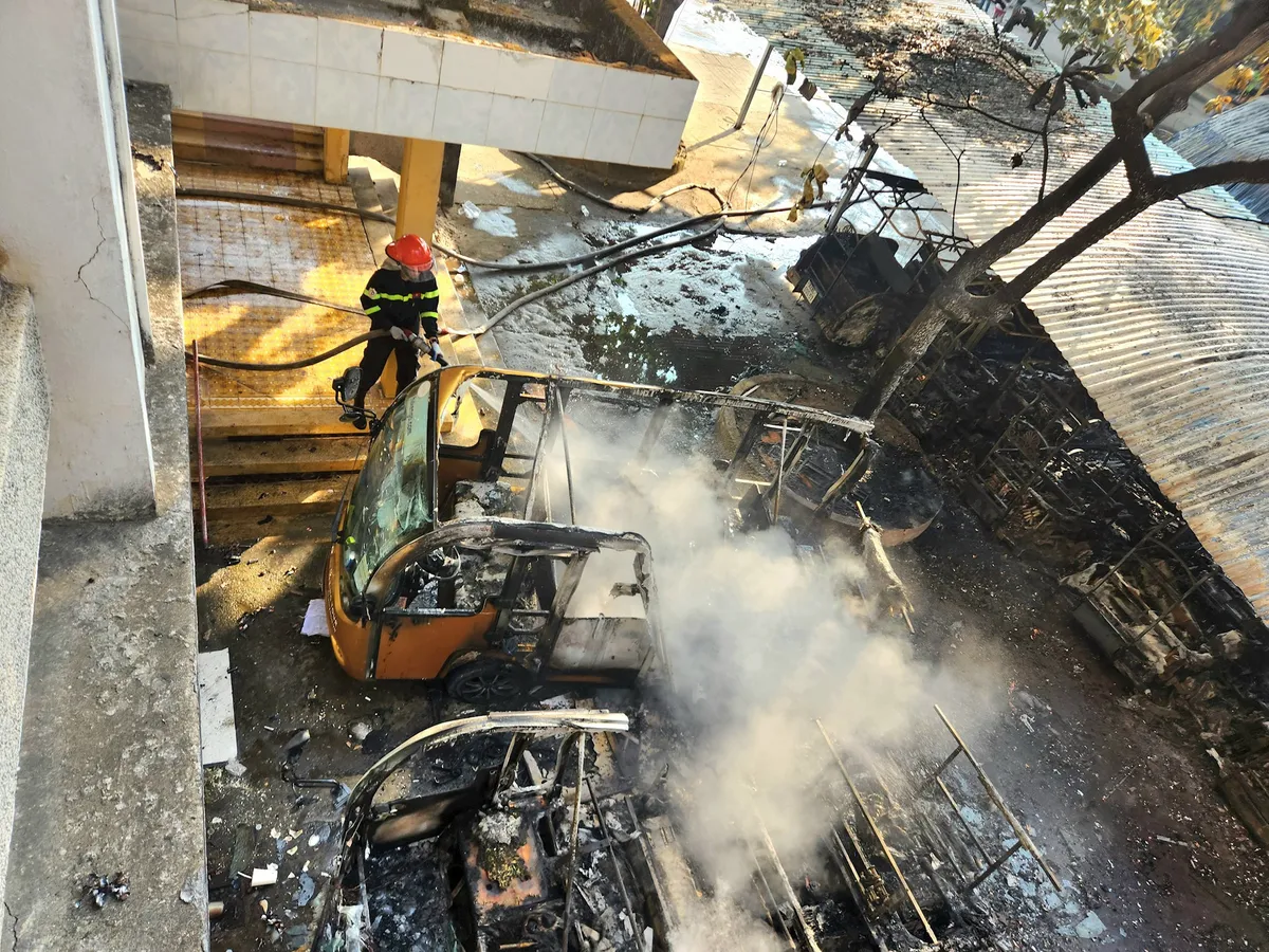 40 chiếc xe điện du lịch tại Hội An bị thi&ecirc;u rụi - Ảnh 3.