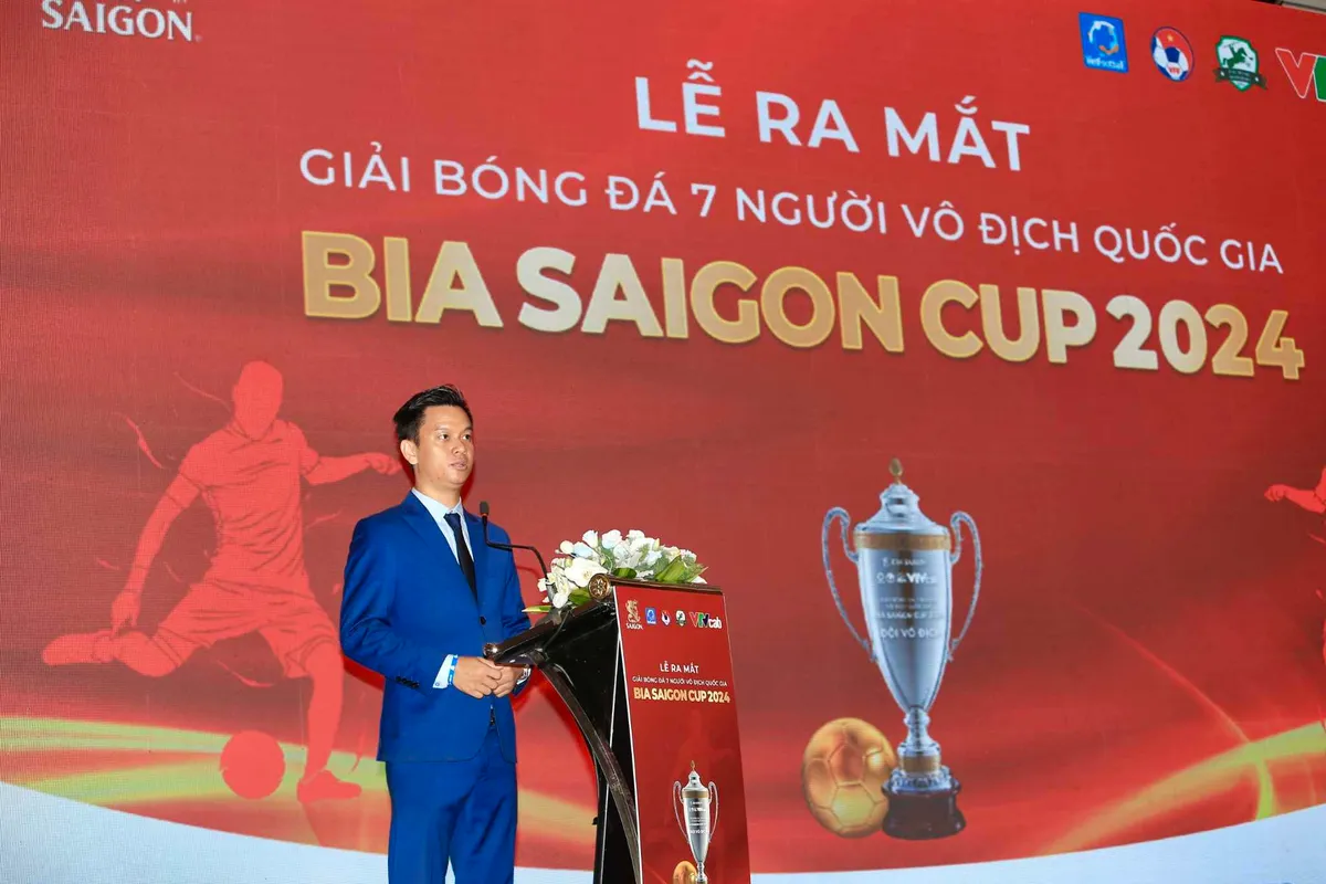 H&ugrave;ng Dũng g&oacute;p mặt tại lễ ra mắt giải b&oacute;ng đ&aacute; 7 người VĐQG 2024 - Ảnh 2.