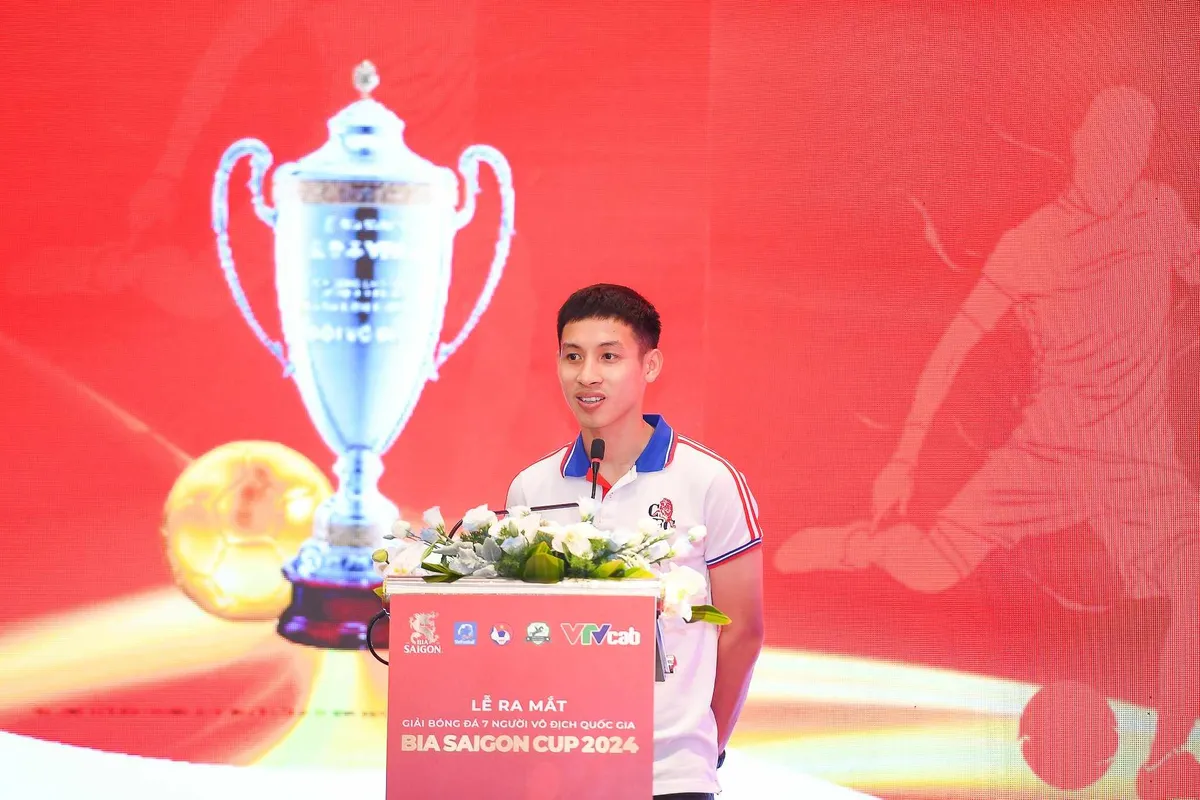 H&ugrave;ng Dũng g&oacute;p mặt tại lễ ra mắt giải b&oacute;ng đ&aacute; 7 người VĐQG 2024 - Ảnh 3.
