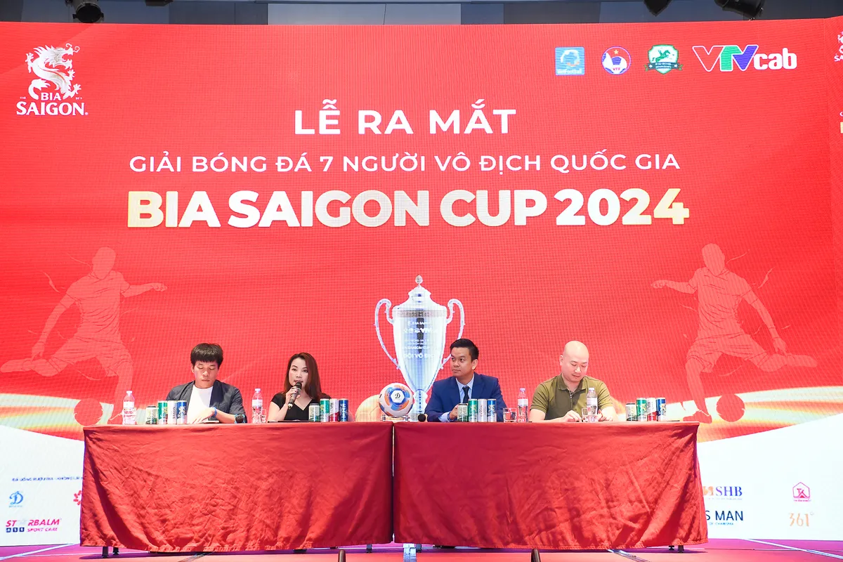 H&ugrave;ng Dũng g&oacute;p mặt tại lễ ra mắt giải b&oacute;ng đ&aacute; 7 người VĐQG 2024 - Ảnh 1.
