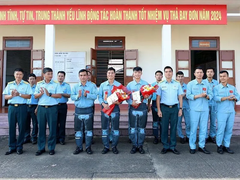 Không quân thả đơn thành công cho 2 học viên phi công Khóa 48 trên máy bay Yak-130 - Ảnh 5.