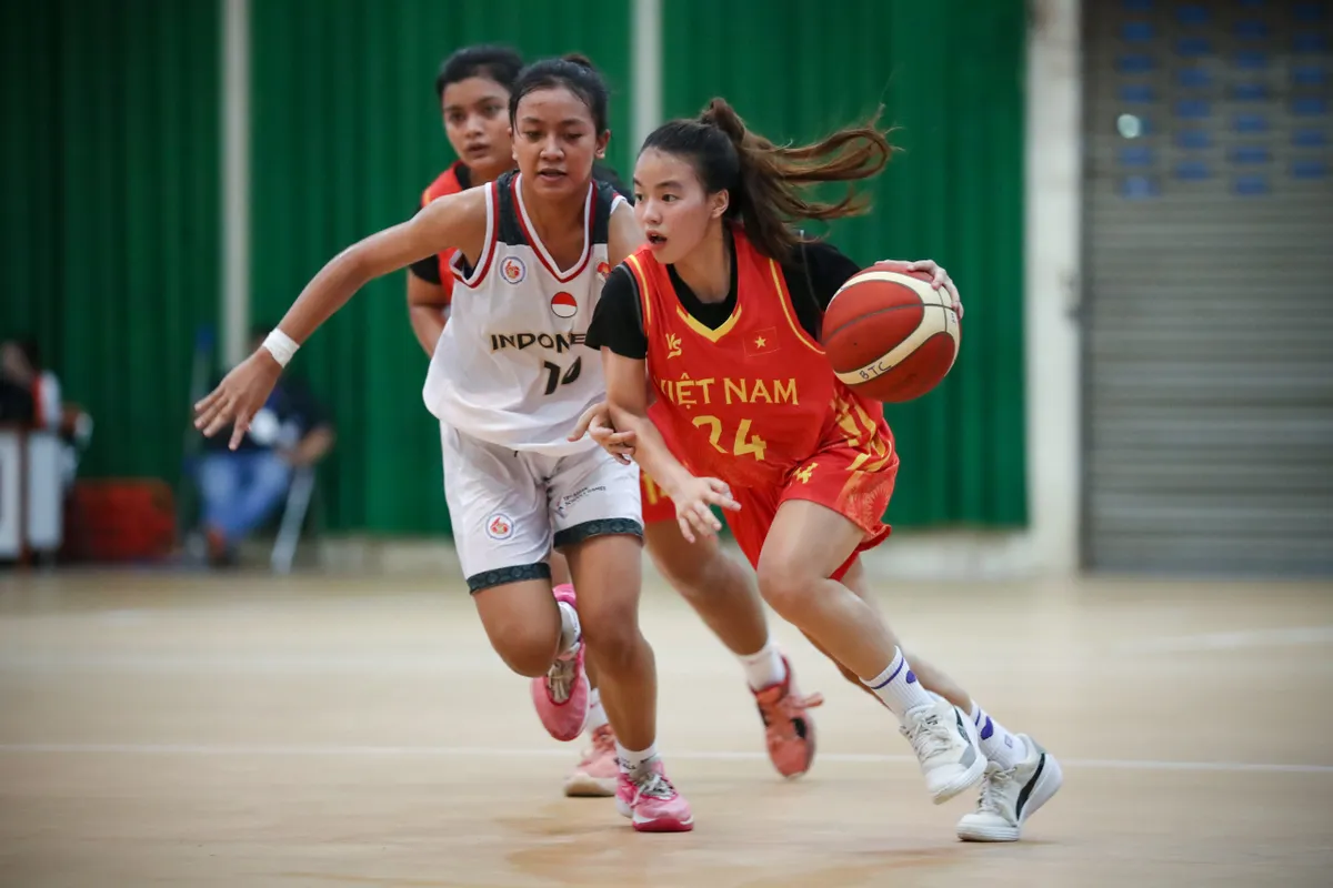ĐT b&oacute;ng rổ nữ học sinh Việt Nam gi&agrave;nh chiến thắng kịch t&iacute;nh trận ra qu&acirc;n | ASEAN Schools Games 2024 - Ảnh 1.