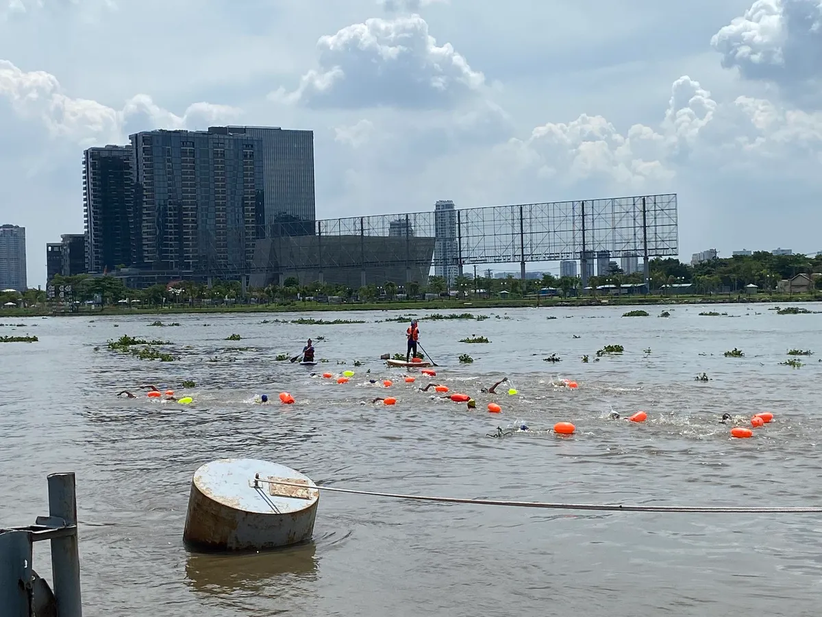 S&ocirc;i động Giải V&ocirc; địch Bơi vượt s&ocirc;ng mở rộng TP Hồ Ch&iacute; Minh 2024 - Ảnh 1.