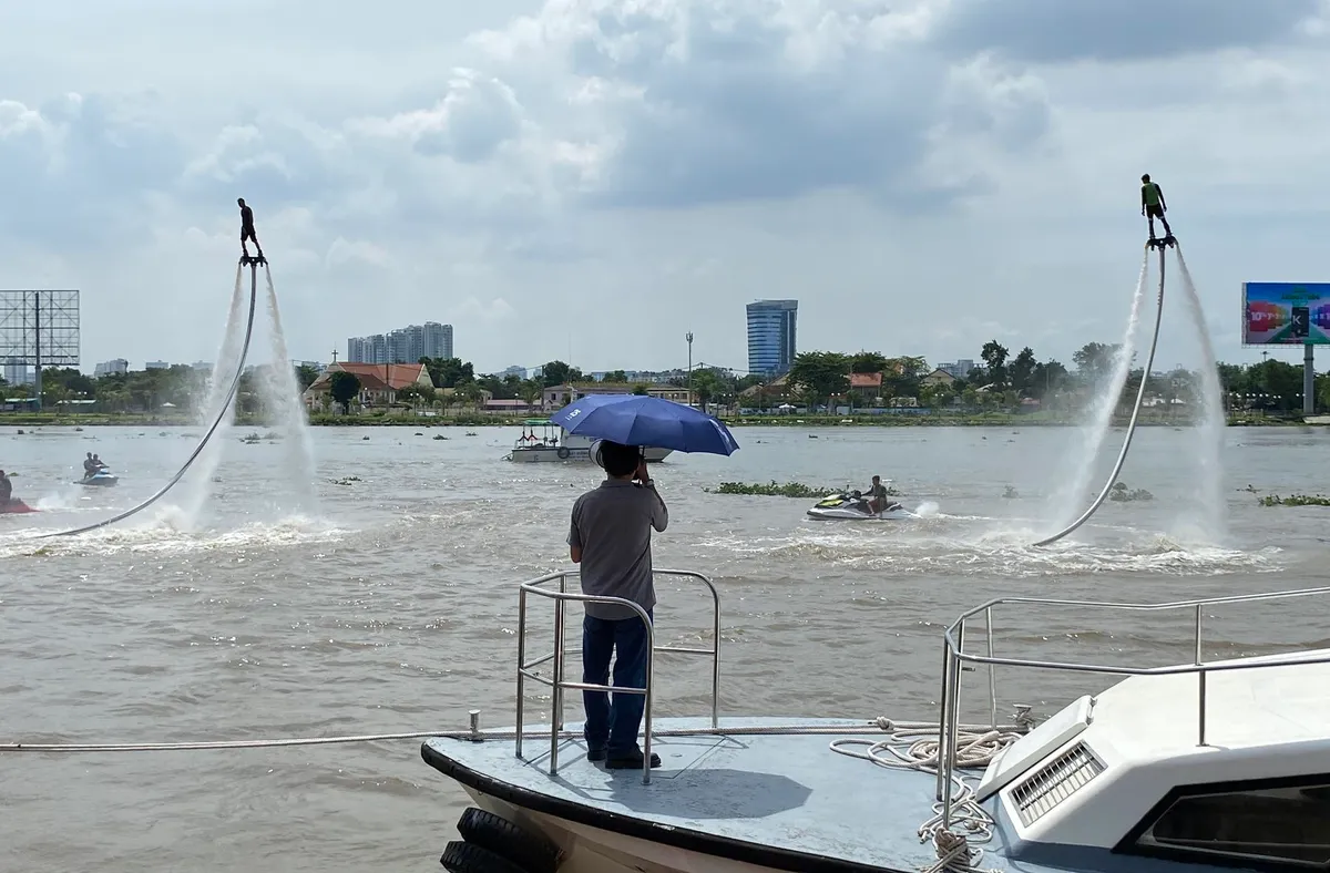 S&ocirc;i động Giải V&ocirc; địch Bơi vượt s&ocirc;ng mở rộng TP Hồ Ch&iacute; Minh 2024 - Ảnh 3.