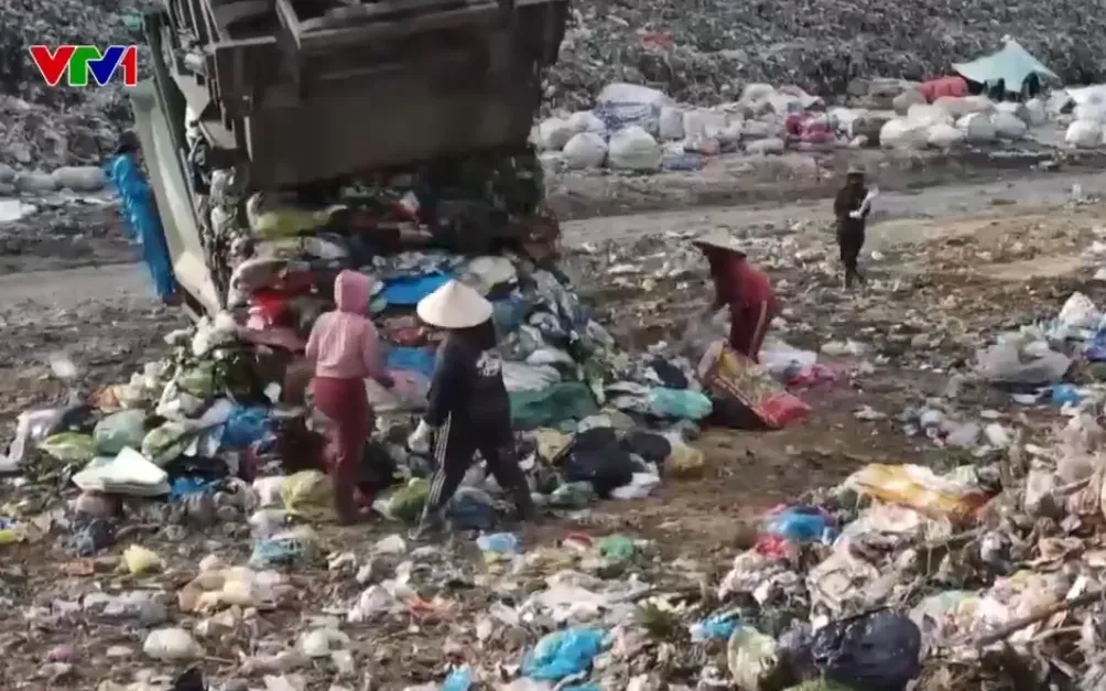 Hàng loạt bãi rác bốc mùi hôi thối, gây ô nhiễm môi trường ở Đắk Lắk - Ảnh 1.