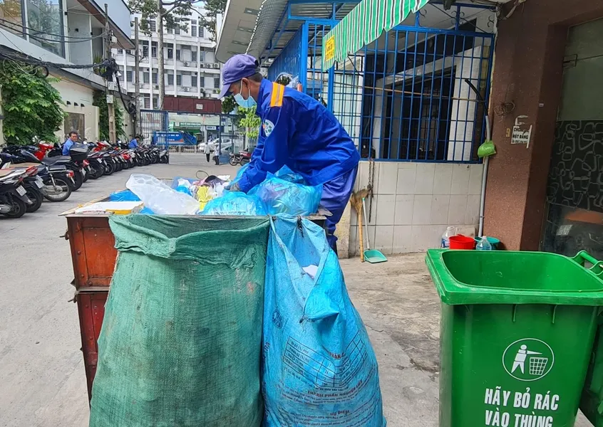 Hà Nội bắt đầu thí điểm phân loại rác tại nguồn từ hôm nay (1/6) - Ảnh 1.