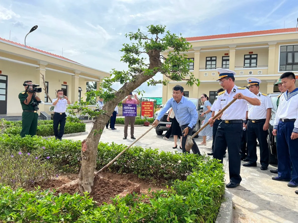 Đoàn công tác về biển, đảo Bộ Ngoại giao thăm hỏi cán bộ chiến sĩ Hải quân - Ảnh 1. Đoàn công tác về biển, đảo Bộ Ngoại giao thăm hỏi cán bộ chiến sĩ Hải quân - Ảnh 1.