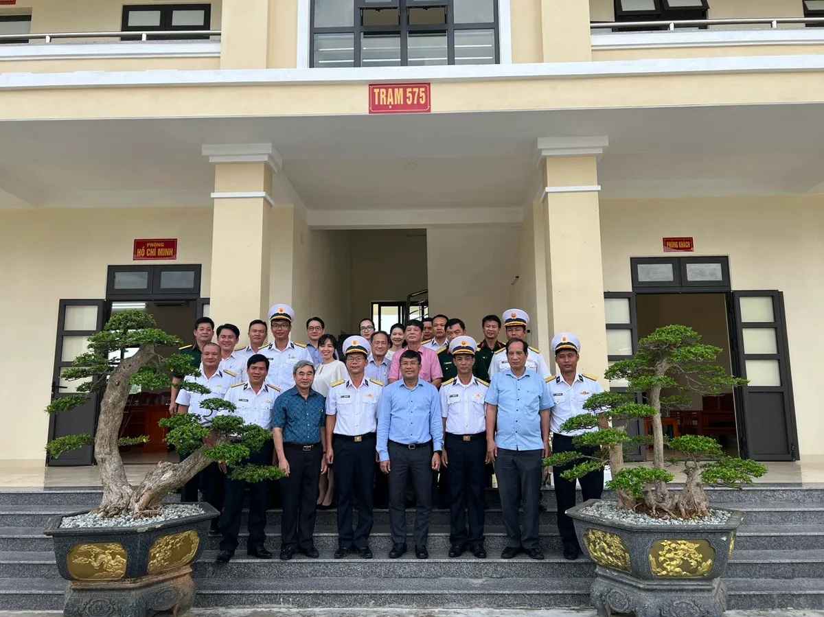 Đoàn công tác về biển, đảo Bộ Ngoại giao thăm hỏi cán bộ chiến sĩ Hải quân - Ảnh 2. Đoàn công tác về biển, đảo Bộ Ngoại giao thăm hỏi cán bộ chiến sĩ Hải quân - Ảnh 2.