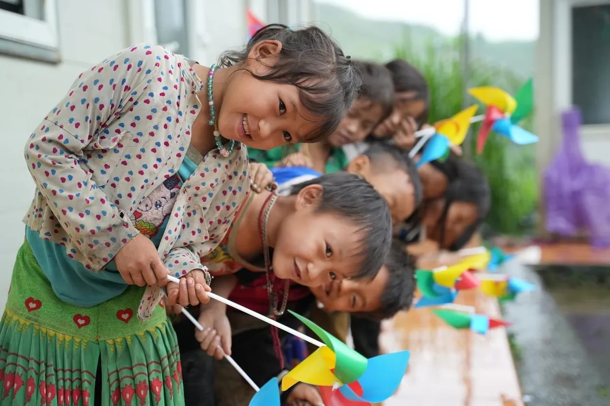 Giữ nụ cười tr&ecirc;n m&ocirc;i trẻ thơ - Ảnh 1.