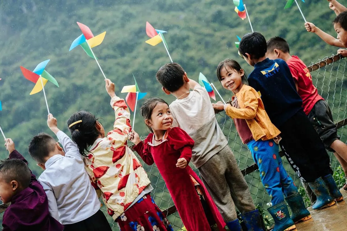 Giữ nụ cười tr&ecirc;n m&ocirc;i trẻ thơ - Ảnh 12.