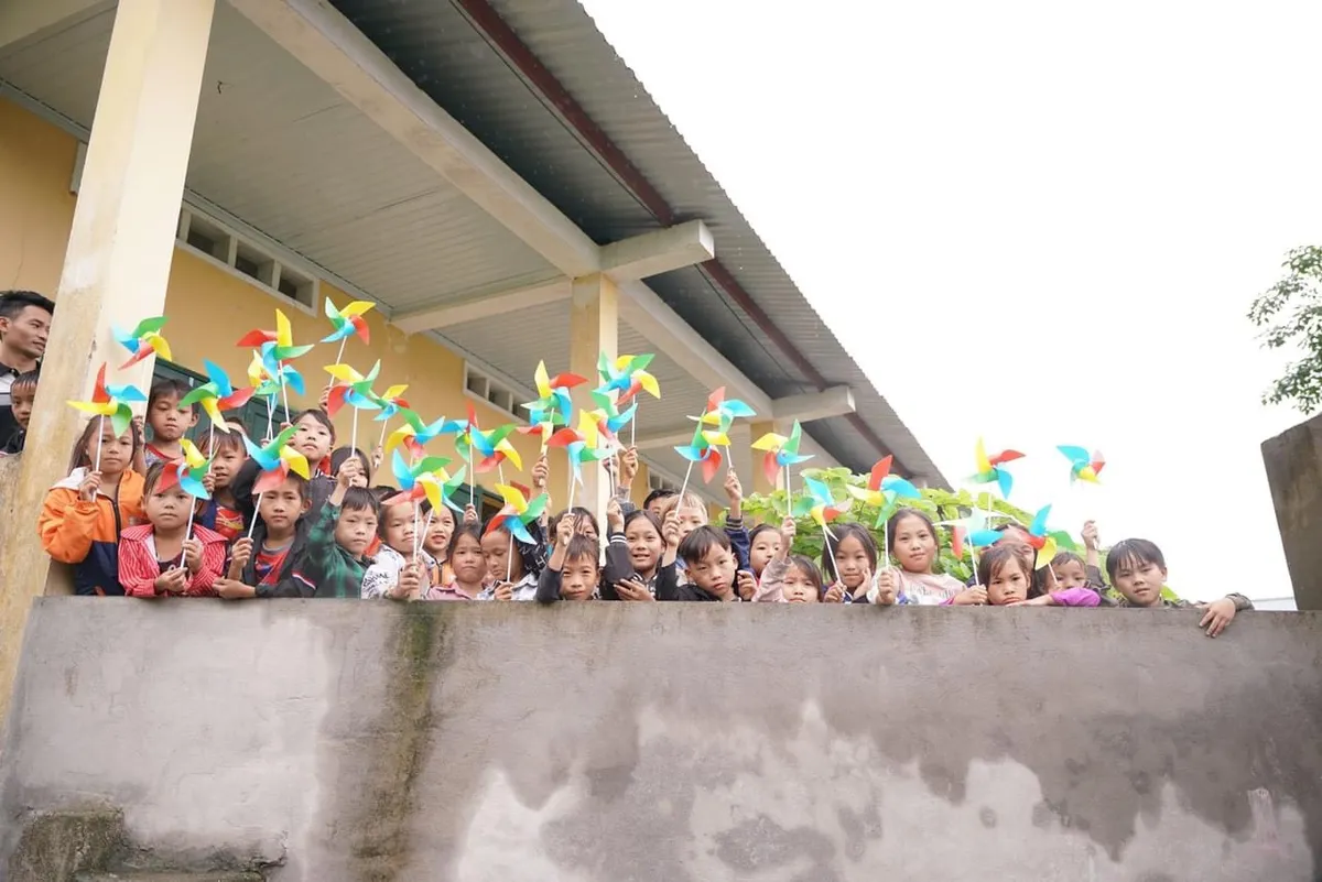 Giữ nụ cười tr&ecirc;n m&ocirc;i trẻ thơ - Ảnh 13.