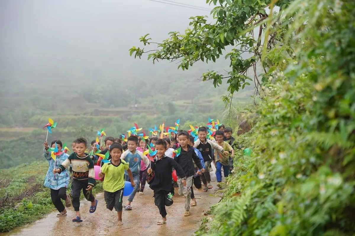 Giữ nụ cười tr&ecirc;n m&ocirc;i trẻ thơ - Ảnh 16.