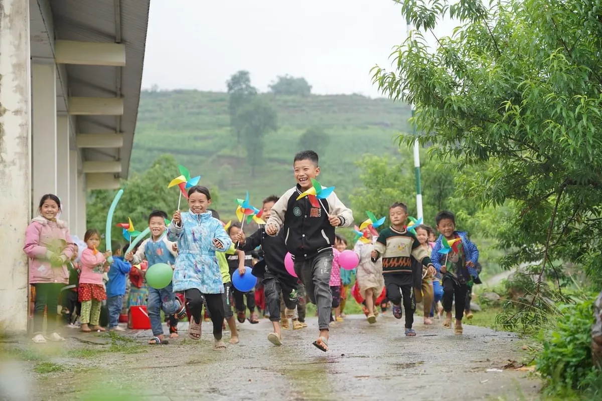 Giữ nụ cười tr&ecirc;n m&ocirc;i trẻ thơ - Ảnh 20.