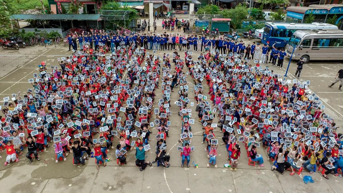 Giữ nụ cười tr&ecirc;n m&ocirc;i trẻ thơ - Ảnh 24.