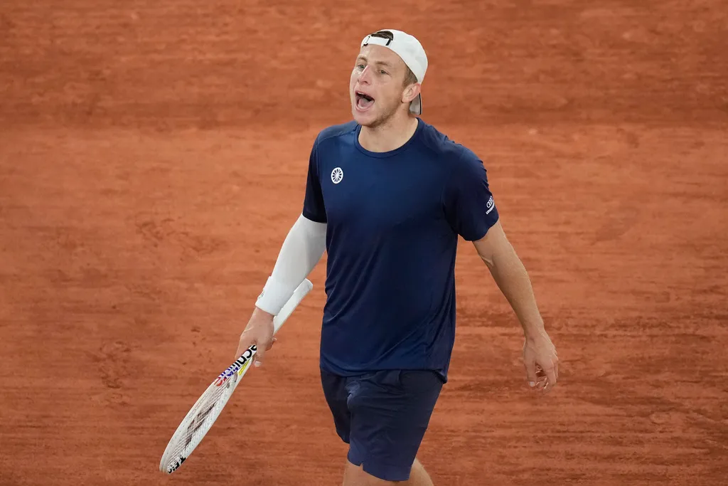 Alexander Zverev nhọc nhằn giành chiến thắng tại vòng 3 Pháp mở rộng 2024 - Ảnh 1. Alexander Zverev nhọc nhằn giành chiến thắng tại vòng 3 Pháp mở rộng 2024 - Ảnh 1.
