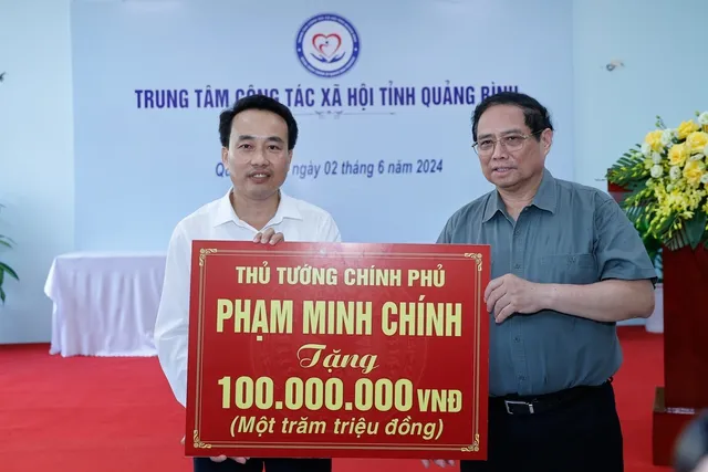 Thủ tướng thăm, tặng quà người có công và trẻ em, người khuyết tật tại Quảng Bình - Ảnh 4.