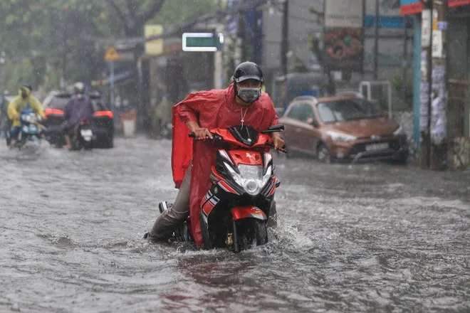 Mưa dông lớn kèm lốc, sét, khu vực Bắc Bộ chủ động ứng phó - Ảnh 1.