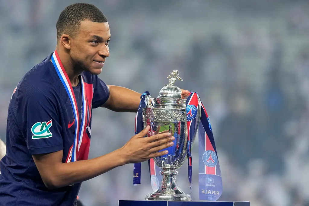 Hé lộ chi tiết trong bản hợp đồng của Kylian Mbappe với Real Madrid - Ảnh 1. Hé lộ chi tiết trong bản hợp đồng của Kylian Mbappe với Real Madrid - Ảnh 1.