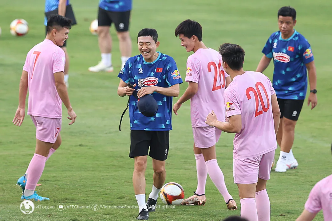 Tiền đạo Văn Toàn: “Đội tuyển Việt Nam cần chiến thắng để lấy lại niềm tin của người hâm mộ” - Ảnh 6. Tiền đạo Văn Toàn: “Đội tuyển Việt Nam cần chiến thắng để lấy lại niềm tin của người hâm mộ” - Ảnh 6.