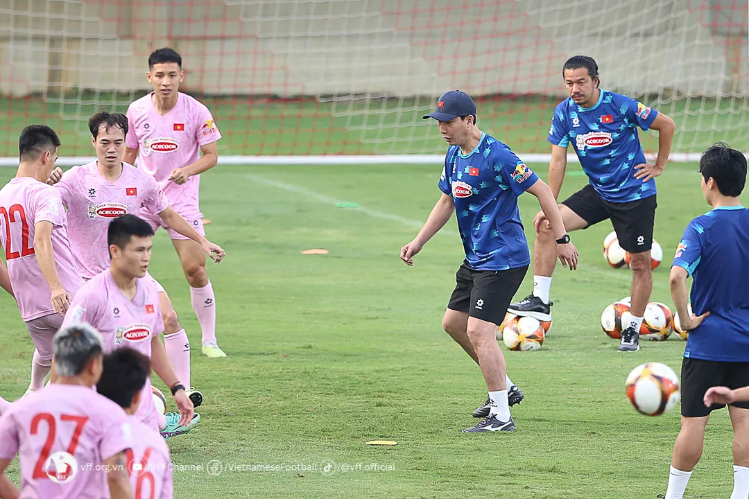 Tiền đạo Văn Toàn: “Đội tuyển Việt Nam cần chiến thắng để lấy lại niềm tin của người hâm mộ” - Ảnh 5. Tiền đạo Văn Toàn: “Đội tuyển Việt Nam cần chiến thắng để lấy lại niềm tin của người hâm mộ” - Ảnh 5.