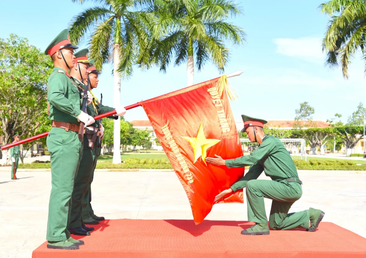 Chiến sĩ mới Trung đoàn 738 tự hào dưới Quân kỳ Quyết thắng - Ảnh 1.