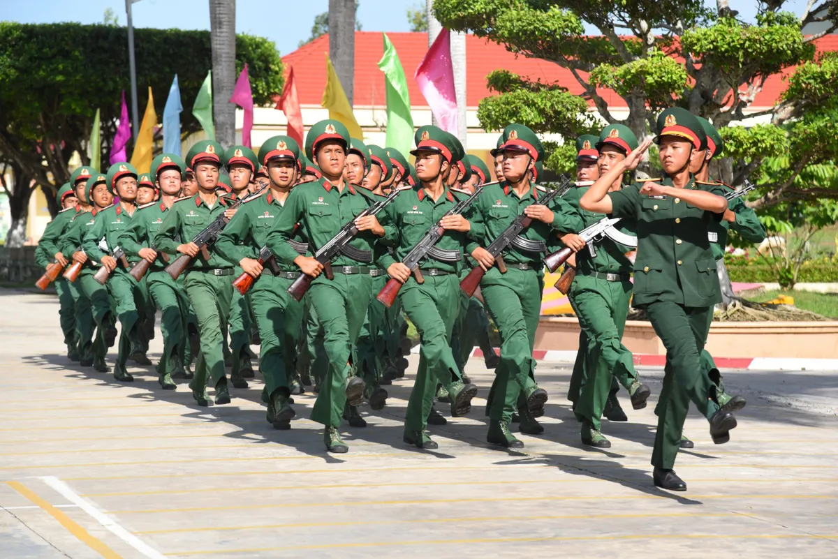 Chiến sĩ mới Trung đoàn 738 tự hào dưới Quân kỳ Quyết thắng - Ảnh 6.