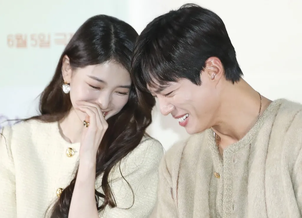 Suzy và Park Bo Gum kể chuyện quay cảnh lãng mạn trong Wonderland - Ảnh 1.