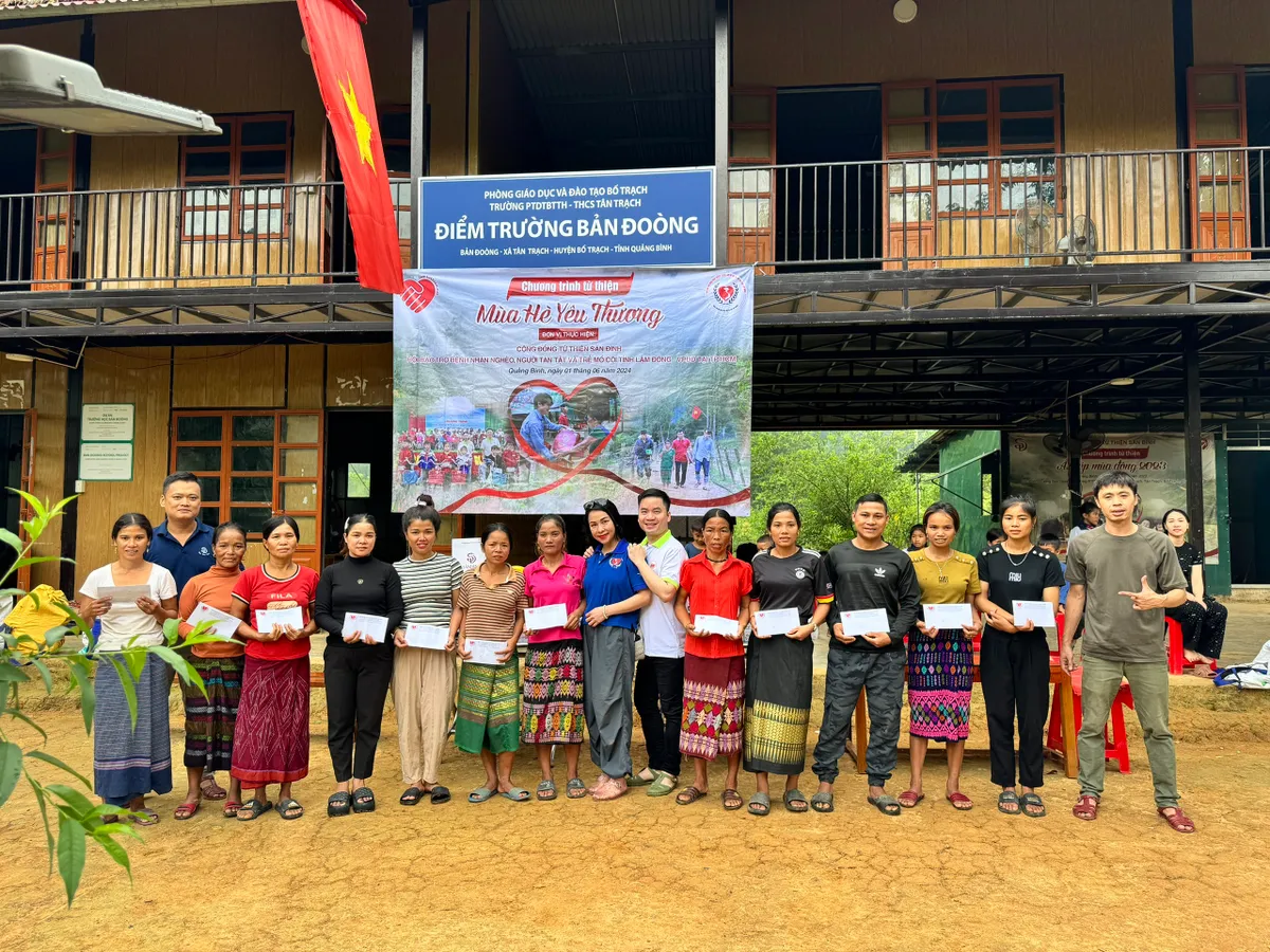 Quảng B&igrave;nh: Trao qu&agrave; cho học sinh v&agrave; đồng b&agrave;o DTTS gặp kh&oacute; khăn - Ảnh 6.