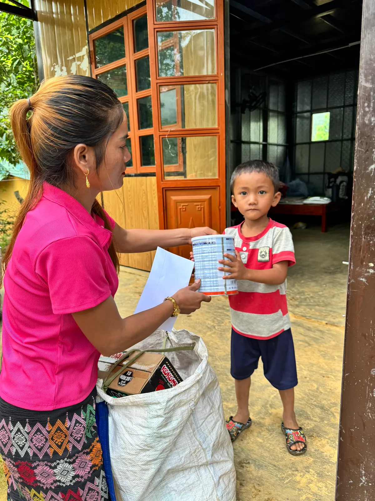 Quảng B&igrave;nh: Trao qu&agrave; cho học sinh v&agrave; đồng b&agrave;o DTTS gặp kh&oacute; khăn - Ảnh 4.