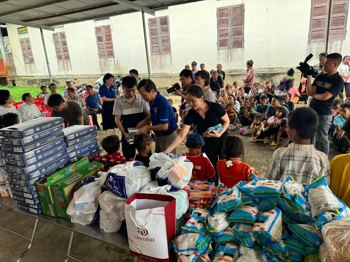 Quảng B&igrave;nh: Trao qu&agrave; cho học sinh v&agrave; đồng b&agrave;o DTTS gặp kh&oacute; khăn - Ảnh 5.