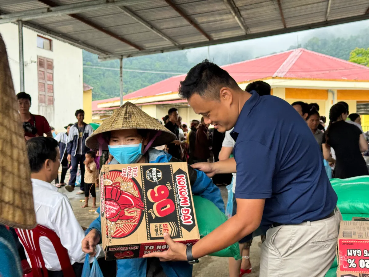 Quảng B&igrave;nh: Trao qu&agrave; cho học sinh v&agrave; đồng b&agrave;o DTTS gặp kh&oacute; khăn - Ảnh 2.