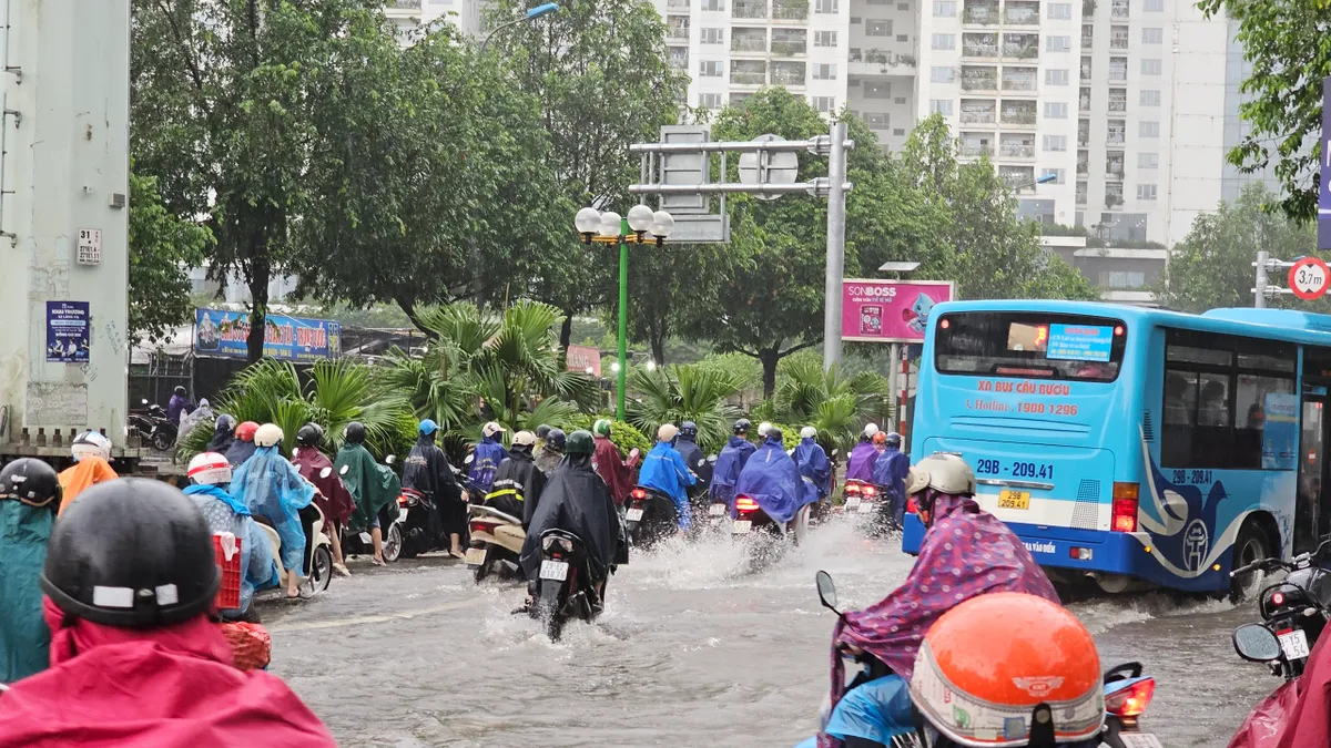 Mưa xối xả vào giờ đi làm, người dân Hà Nội chật vật di chuyển - Ảnh 2.