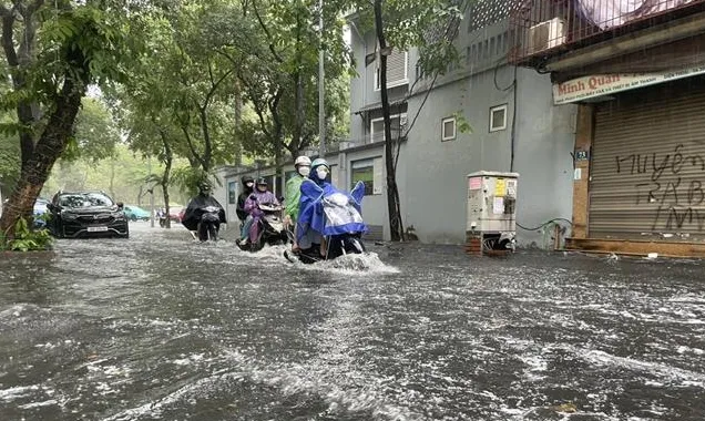 Mưa xối xả vào giờ đi làm, người dân Hà Nội chật vật di chuyển - Ảnh 5.