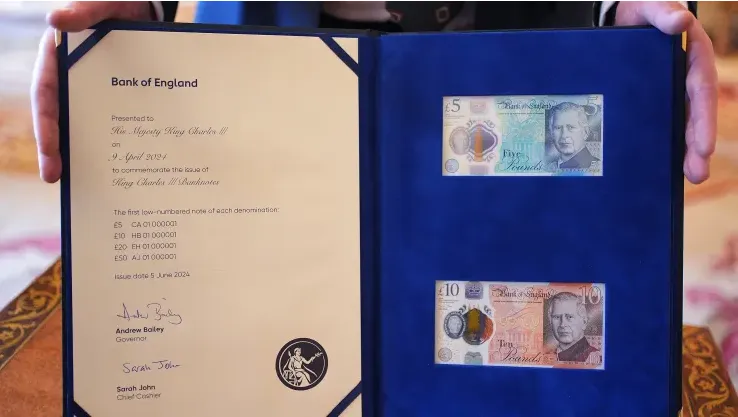 Anh lần đầu tiên đưa vào lưu hành tiền giấy in hình Vua Charles III - Ảnh 1.