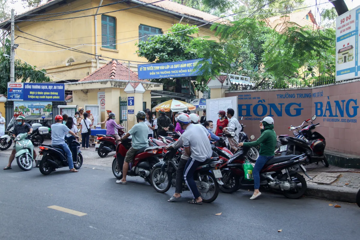 Thi lớp 10 TP Hồ Chí Minh: Hơn 98.600 học sinh bước vào môn thi đầu tiên  - Ảnh 1.
