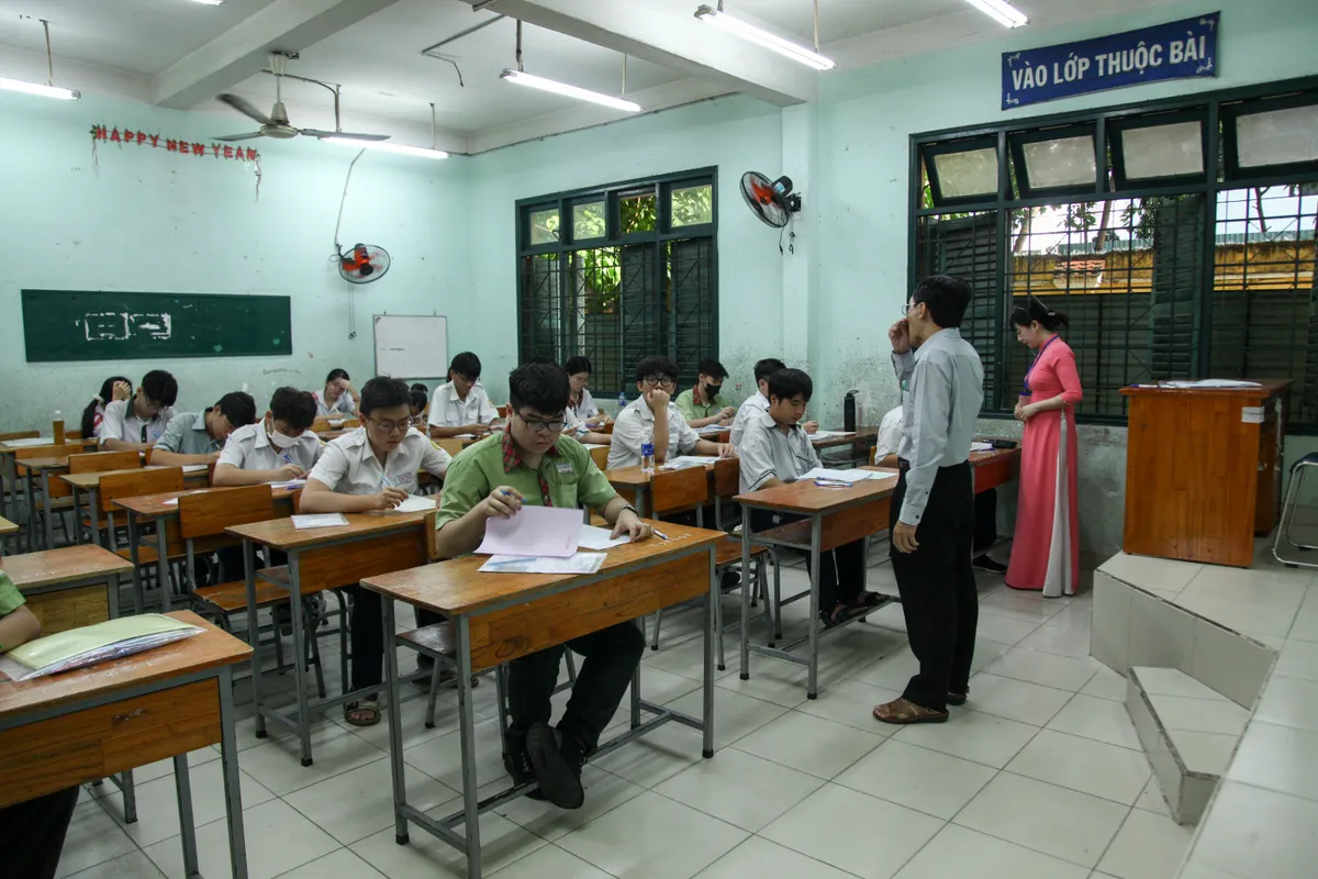 Thi lớp 10 TP Hồ Chí Minh: Hơn 98.600 học sinh bước vào môn thi đầu tiên  - Ảnh 6.