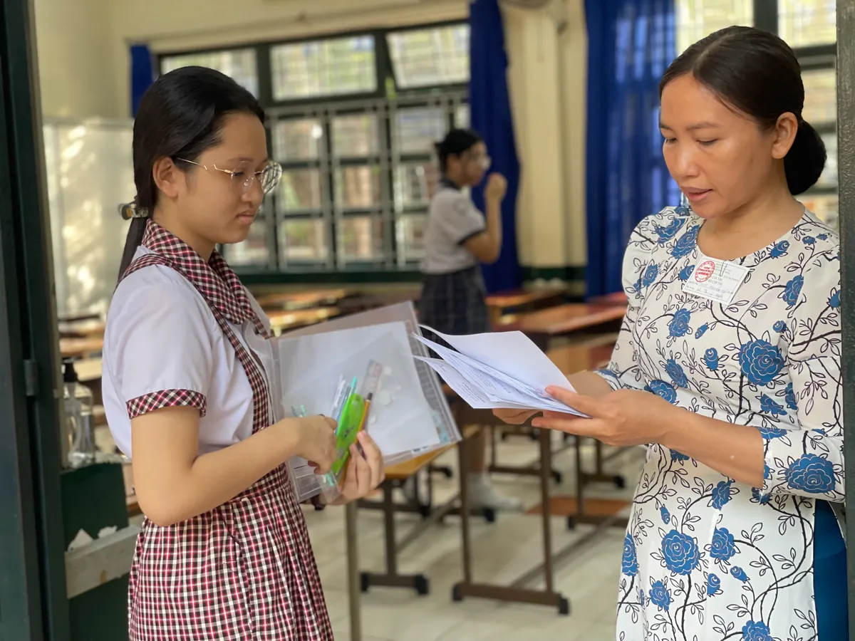 Thi lớp 10 TP Hồ Chí Minh: Hơn 98.600 học sinh bước vào môn thi đầu tiên  - Ảnh 9.