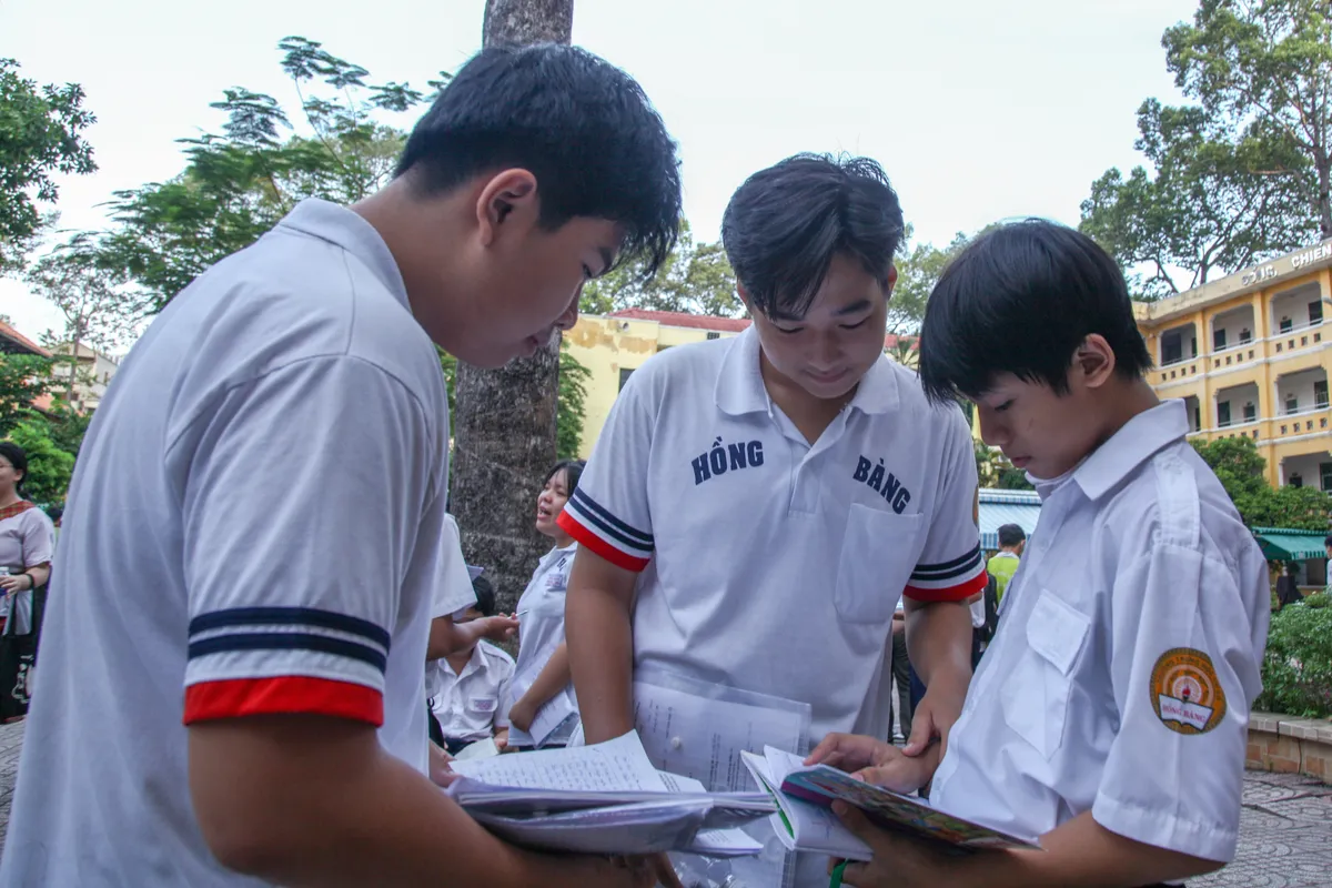 Thi lớp 10 TP Hồ Chí Minh: Hơn 98.600 học sinh bước vào môn thi đầu tiên  - Ảnh 4.