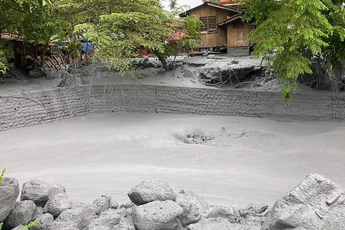Dòng lũ bùn núi lửa tràn vào gây ngập tới đầu gối ngôi làng ở Philippines - Ảnh 1.