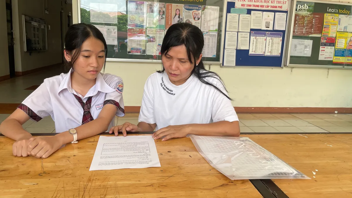 Nhiều thí sinh làm bài tốt môn Ngữ Văn kỳ thi tuyển sinh lớp 10 tại TP Hồ Chí Minh - Ảnh 8. Nhiều thí sinh làm bài tốt môn Ngữ Văn kỳ thi tuyển sinh lớp 10 tại TP Hồ Chí Minh - Ảnh 8.