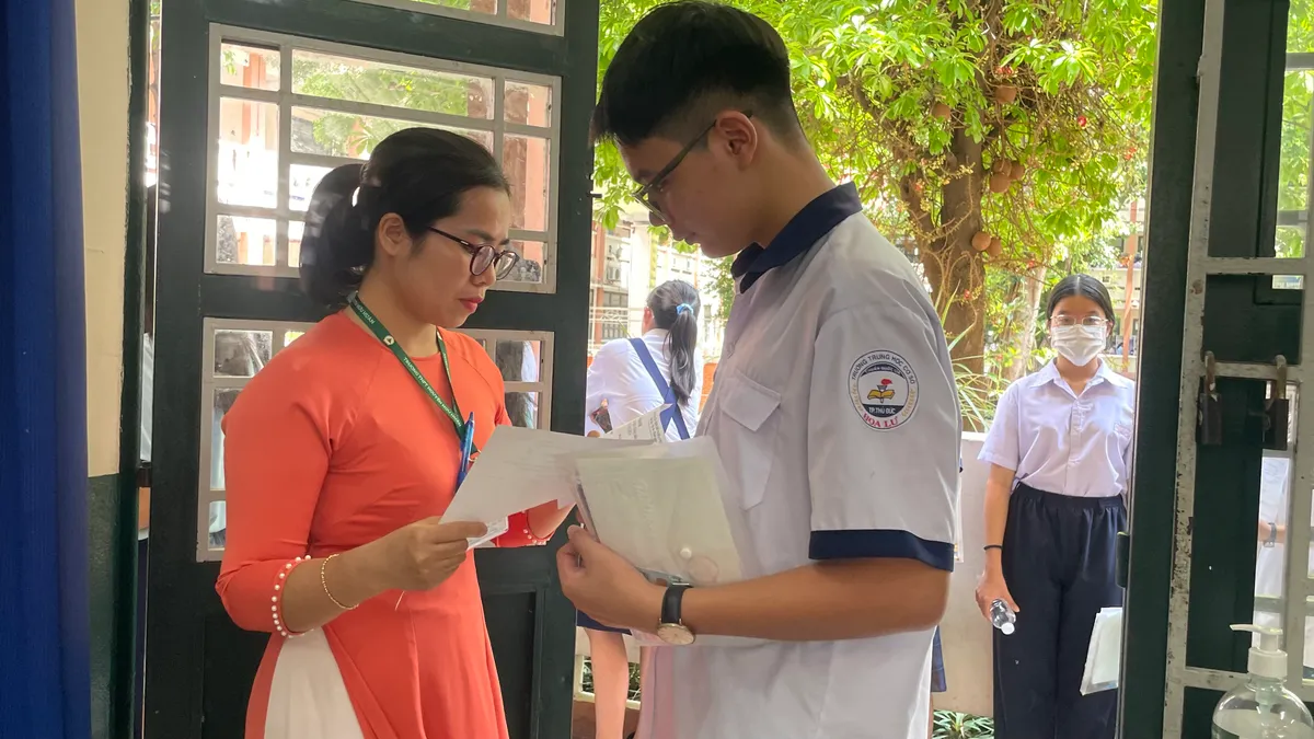 Ngày 7/6, học sinh TP Hồ Chí Minh dự thi môn Toán và môn Chuyên trong Kỳ tuyển sinh vào lớp 10 - Ảnh 1.