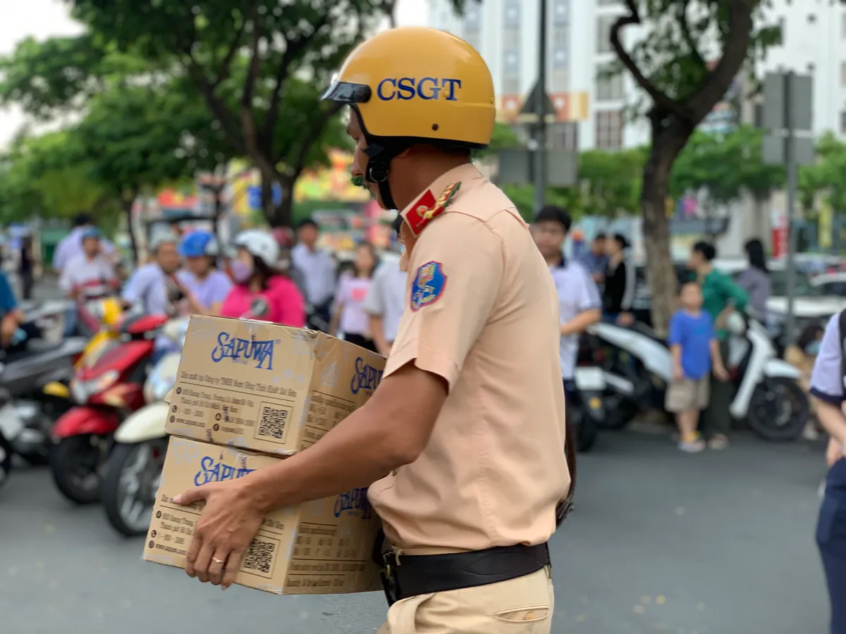 Ngày thi đầu tiên Kỳ thi tuyển sinh lớp 10 TP Hồ Chí Minh chính thức bắt đầu - Ảnh 4.