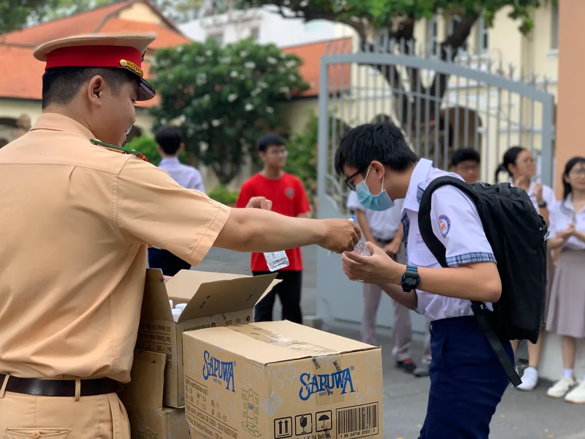 Ngày thi đầu tiên Kỳ thi tuyển sinh lớp 10 TP Hồ Chí Minh chính thức bắt đầu - Ảnh 5.