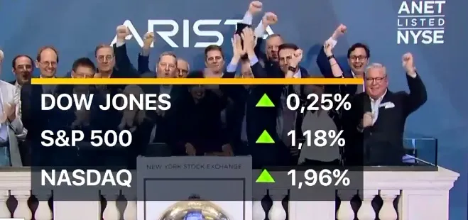 S&P 500 và Nasdaq đạt mức cao kỷ lục - Ảnh 1.